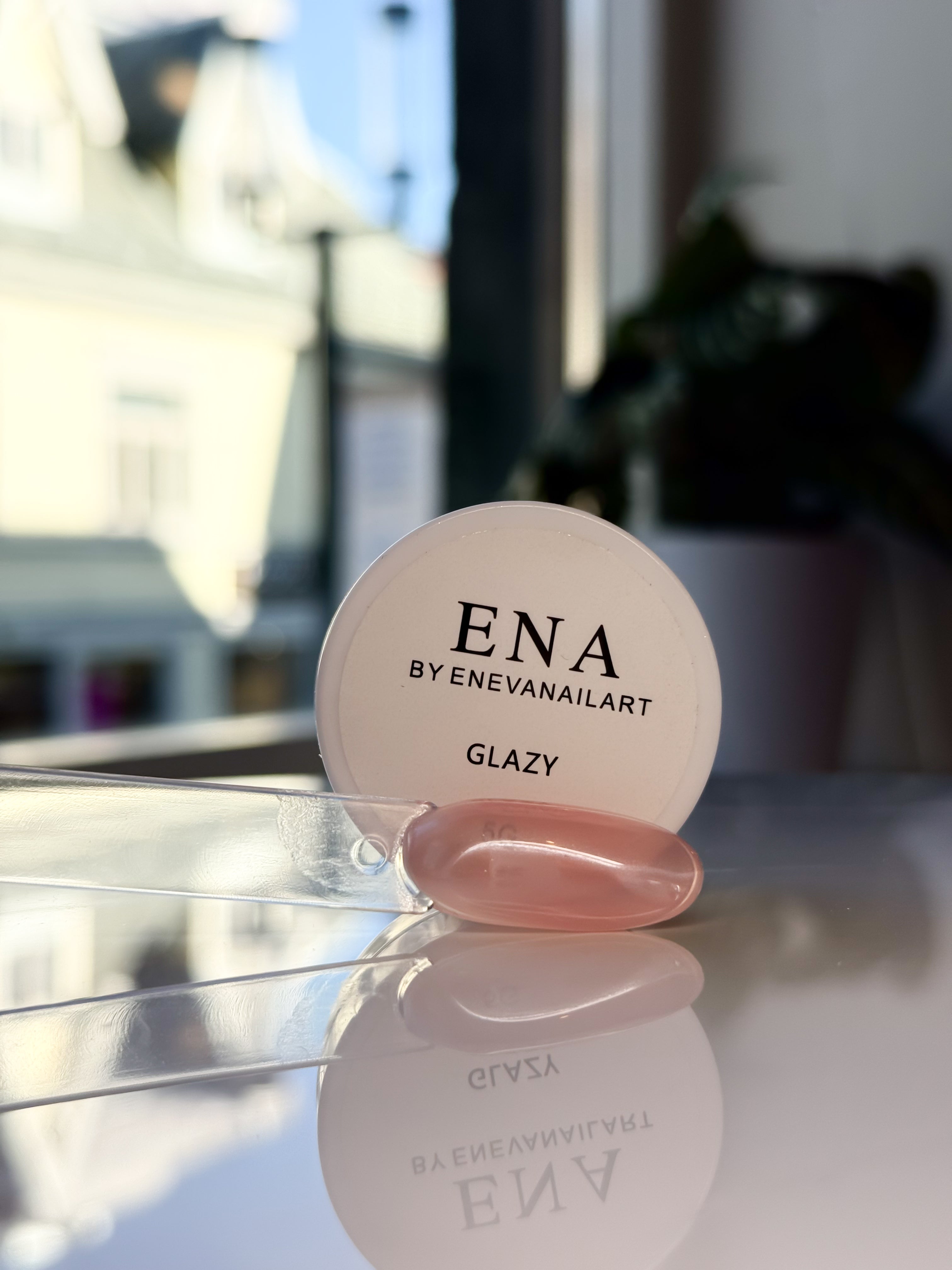 Glazy by E N A  chrome powder with transparent glossy shine finish . 5gr